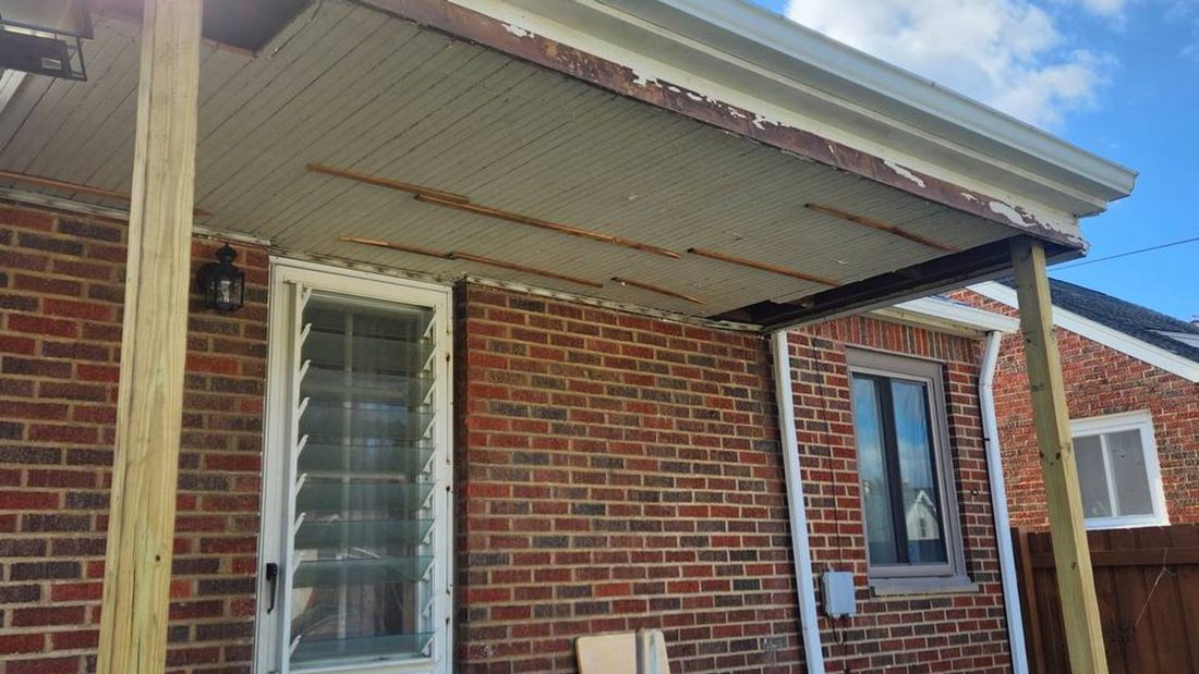 Newly replaced roof on a brick home